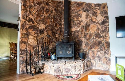 Sierra Cabin w NEW Hot Tub Walk to Town - Photo 40