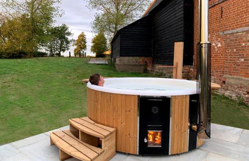 Farmhouse in Suffolk with wild swimming & hot tub - Photo 13