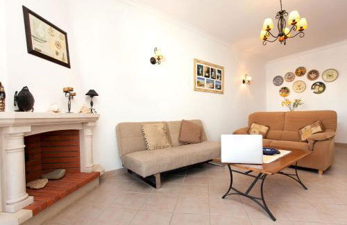 Os Apartamentos A Ramos na Praia da Galé Estão inserido em Condomínio com PISCINA, Fica apenas a 350 Metros da Praia da Galé - Apartamentos com Ar Condicionado tanto nos Quartos como na Sala, Smart TV com Prime Vídeo e Cozinha Completa - Foto 42