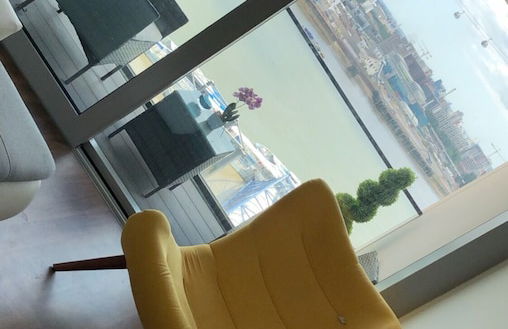 Stunning 1-bed Apartment in London With River View - Photo 10