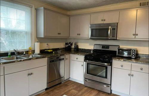 Stylish and Convenient with WiFi & Fenced yard - Foto 1