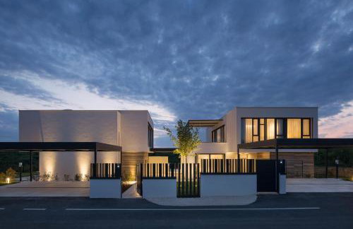 Design Villa Noble with Spa - Photo 14