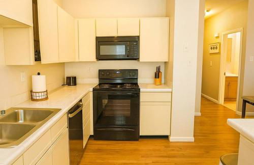 Soulard 2BR Balcony Free Parking Walk to Dining - Foto 12