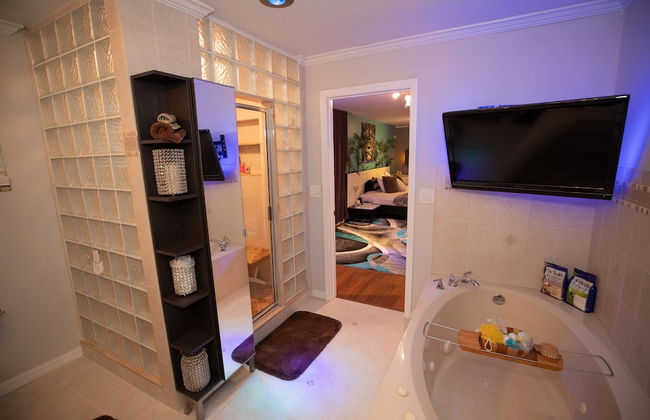 Urban Oasis W/hot Tub, Heated Pool And Private Movie Theater 2 Bedroom Home by RedAwning - Foto 38