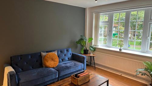 Comfortable 3 Bed House with Garden & Parking - Foto 2