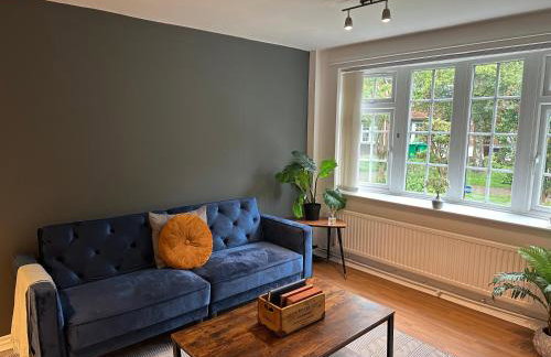 Comfortable 3 Bed House with Garden & Parking - Foto 2