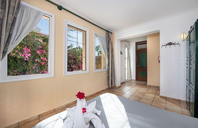 Hotel Castle Suites - Photo 21