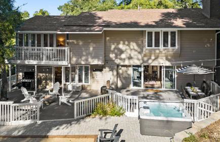 Hidden Oaks Farmhouse by Avantstay Hot Tub, Deck - Foto 12