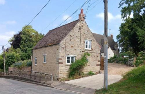 Lovely 2 Bed Victorian Cottage, Denford NN14 - Photo 1