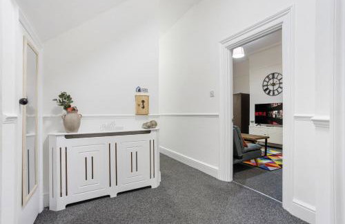 Central LDN 3-Bed Sleeps 8, Garden & Parking - Photo 5