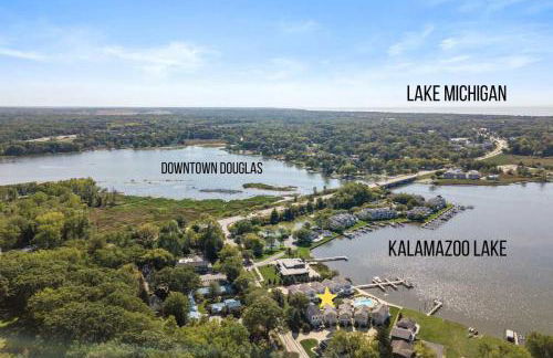 Lake front condo with pool access walking distance to downtown Saugatuck - Foto 35