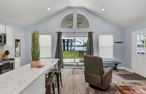 Modern Couples Retreat , Lakefront, Private Dock - Foto 1