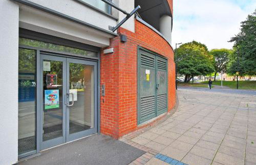 Deluxe City Centre Studio Apartment with Balcony & City Views - FREE WIFI NETFLIX, GYM ACCESS - WESTONE - Photo 23