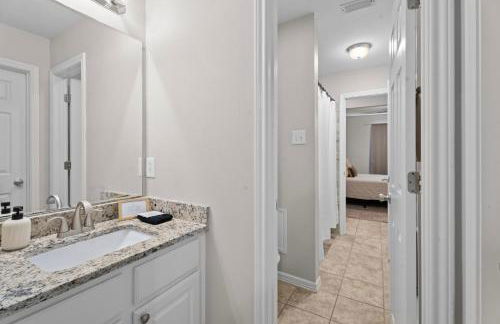 Near Texas A&M, Spacious Living Room, 4 Queen Beds - Foto 20