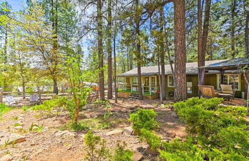 Near Hiking Trails Woodsy Pine Cabin with Fire Pit - Foto 25