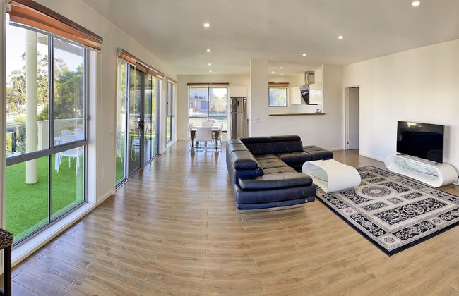 Phillip Island Towers - Photo 25