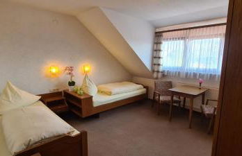 Doppelzimmer Bergblick mit 2 Einzelbetten - Pension Hauber - Foto 3