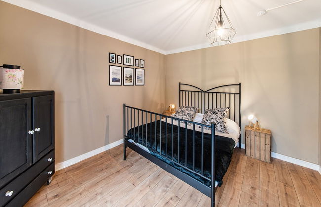 Beautiful Group House With Large Garden - Photo 9