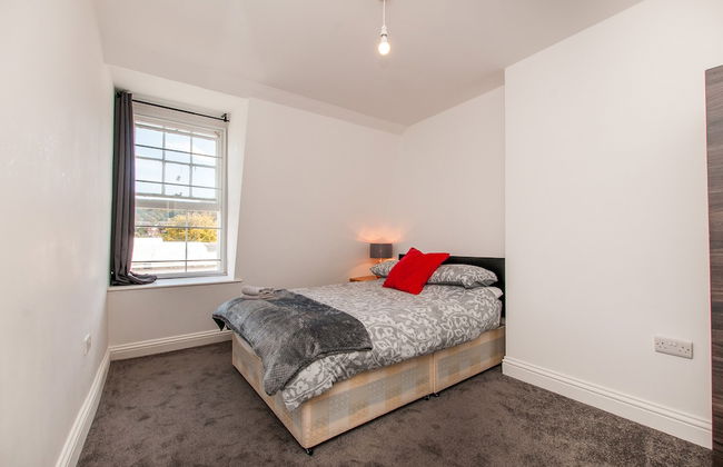 2 Bed Flat in Pedestrianized High Street - Foto 3