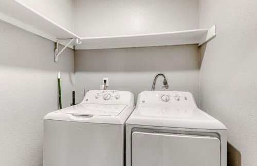 Stylish City Getaway 2B - Sleeps 6 - Pool, Prkg - Foto 6