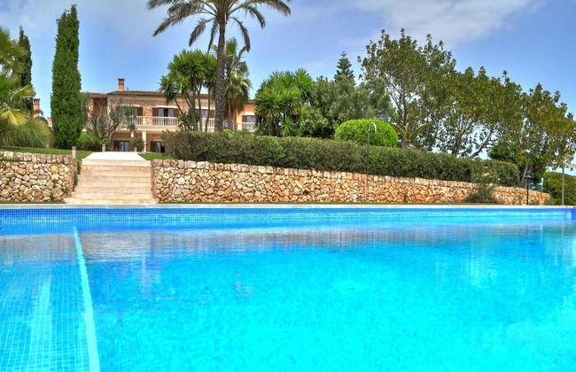 Exquisite Villa With Views - Photo 25