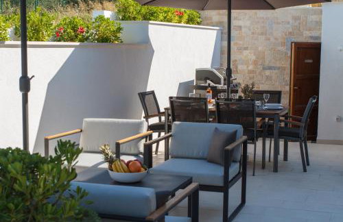 Luxury Poolside Villa - Photo 31