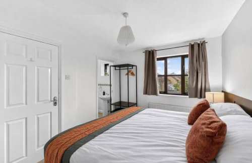 Detached House - Prime Location - Free Parking, Fast Wifi and Smart TVs with Sky TV and Netflix by Yoko Property - Foto 4