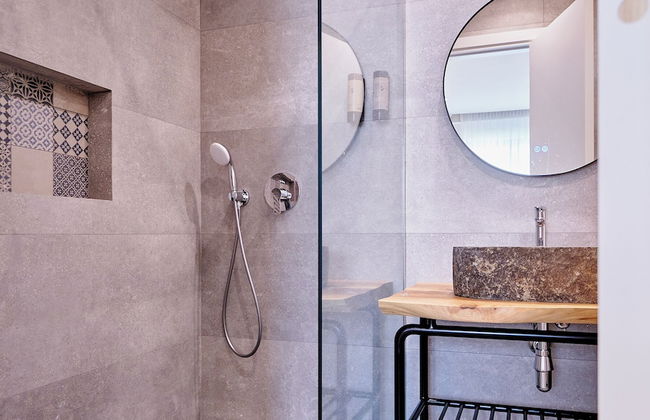 AZAR LUXURY SUITES - Photo 68