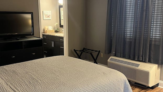 Little Pigeon River 501 2BD with Mountain View Private Balcony by RedAwning - Foto 3, Habitación