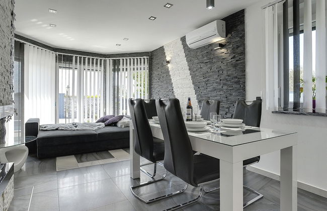 Modern Villa With Private Pool Consisting of 2 Apartments Near the Beach - Photo 26