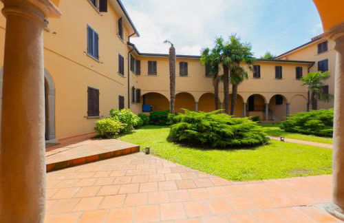 PARATICO - Lakefront Apartment with Pool Access & Free Parking - Foto 13