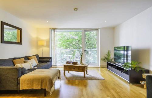 Elegant 2-Bedroom Apartment with Balcony - Foto 26