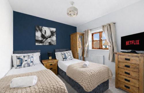 Loughton House - Central Location - Driveway Parking, Self-Check-In, Garden, Super-Fast Wifi and Smart TVs by Yoko Property - Foto 11