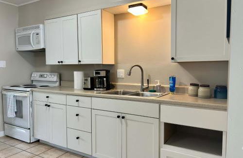 Bellwood 2 bed family house w 2 living areas Superhost - Photo 4