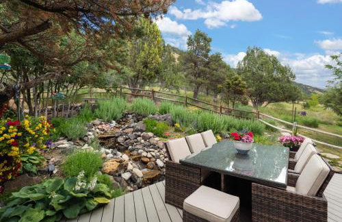 Luxe Artful Mountain Retreat with 4 King Suites, 8 Person Hot Tub and 3 Decks - Foto 32