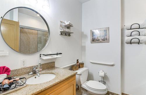 Walk to Galveston Beach Family Condo with Pool - Foto 13