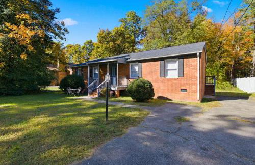 Next Stop! Comfort! 3 BR Near Amtrak Station! - Foto 18