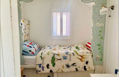 A unique, off-grid Eco Friendly Beach House. - Foto 20