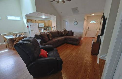 Workers Love It Here! 3 Bedroom House with screened in porch - Foto 2