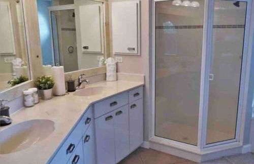 Peachland getaway with pool and tiki bar - Foto 26