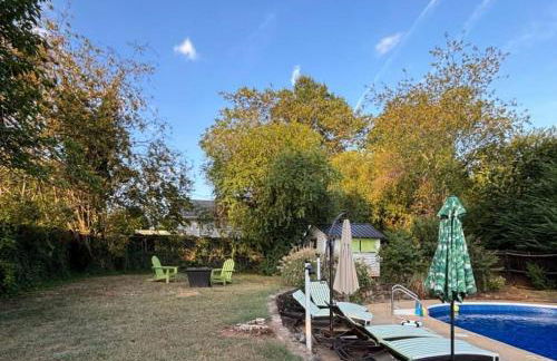 Quaint Cottage in heart of LYH - POOL with HOT TUB! - Foto 48