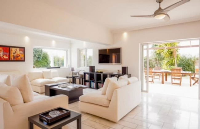 Deluxe 5 Bdrm Villa w Pool Next to the Beach - Photo 18