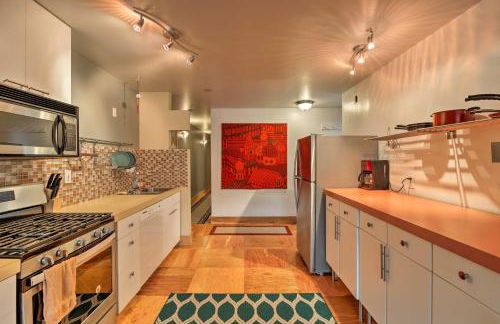 Walk to Town and Coast Anchorage Condo with Fireplace - Foto 2