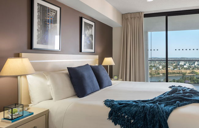 Oaks Brisbane River City Suites - Photo 4