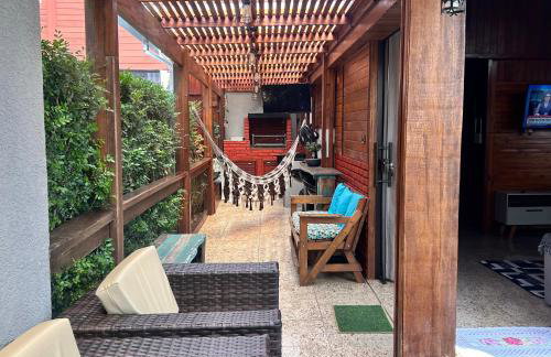 Chalé com PISCINA Privativa, com 2 QUARTOS, ESTACIONAMENTO em Condomínio com PORTARIA 24h, Sauna, Quadras, 3 PISCINAS no condomínio, Pesca e Parquinho Infantil - SmarTV na sala de estar, TV na área CHURRASQUEIRA, Wi-Fi e Cozinha Completa - Foto 7