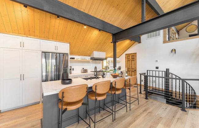 Lake View, Firepit, Game Room Remodeled Lake Tahoe Luxury Cabin by Avantstay - Foto 16