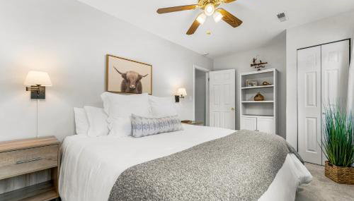 Cozy Riverfront Cabin with Fireplace & Deck - Foto 3