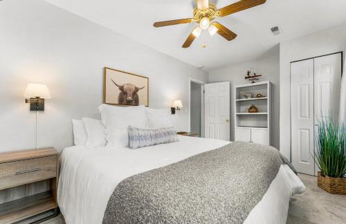 Cozy Riverfront Cabin with Fireplace & Deck - Foto 3