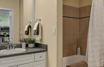 City Water View Oasis with Pool & Gym near Cruise in Heart of Seattle - Foto 27