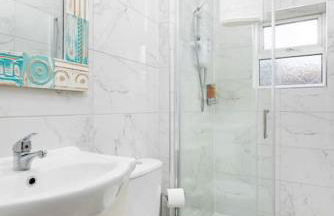 Flatzy - Modern 3 Bedroom Home in City Centre - Foto 16